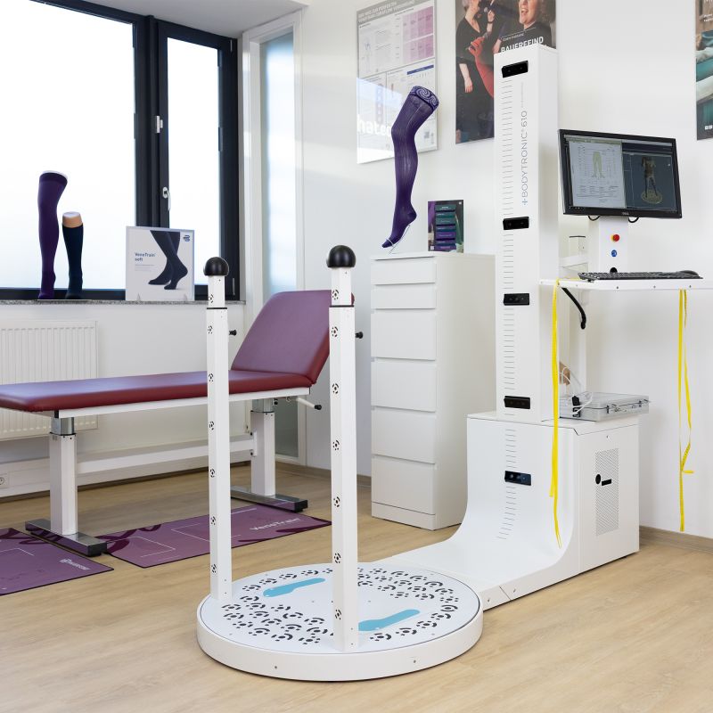 Gerät mit Plattform zum Körperscan vor einer Behandlungsliege