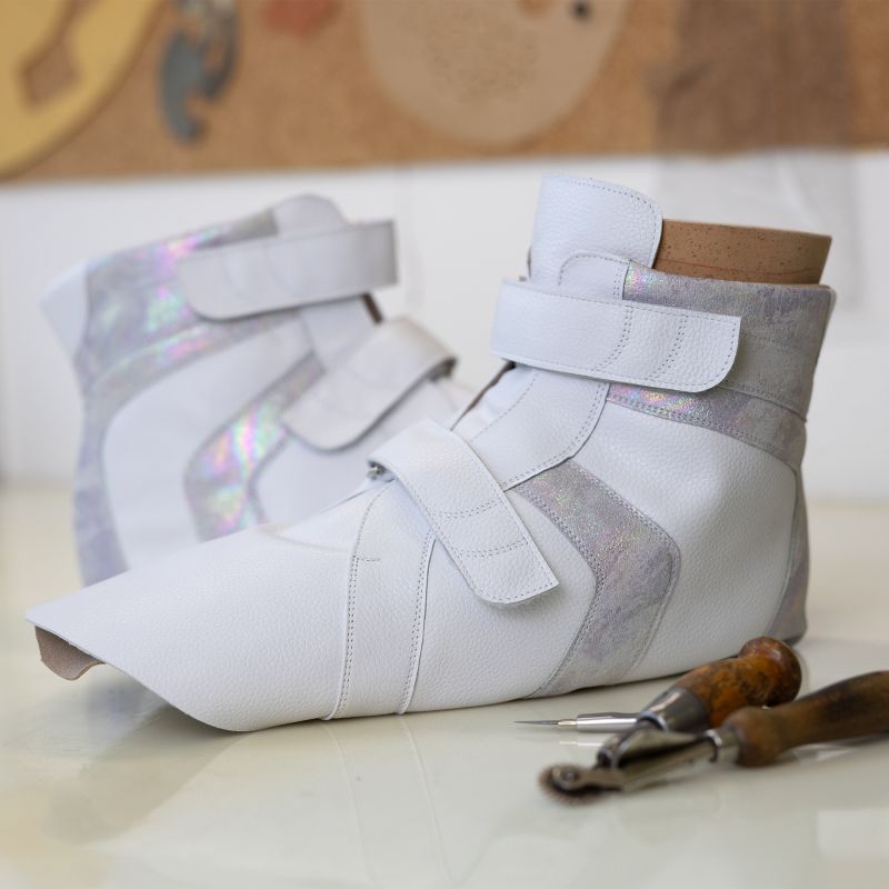 Ein paar weiße handgefertigte Maßschuhe im Fertigungsprozess