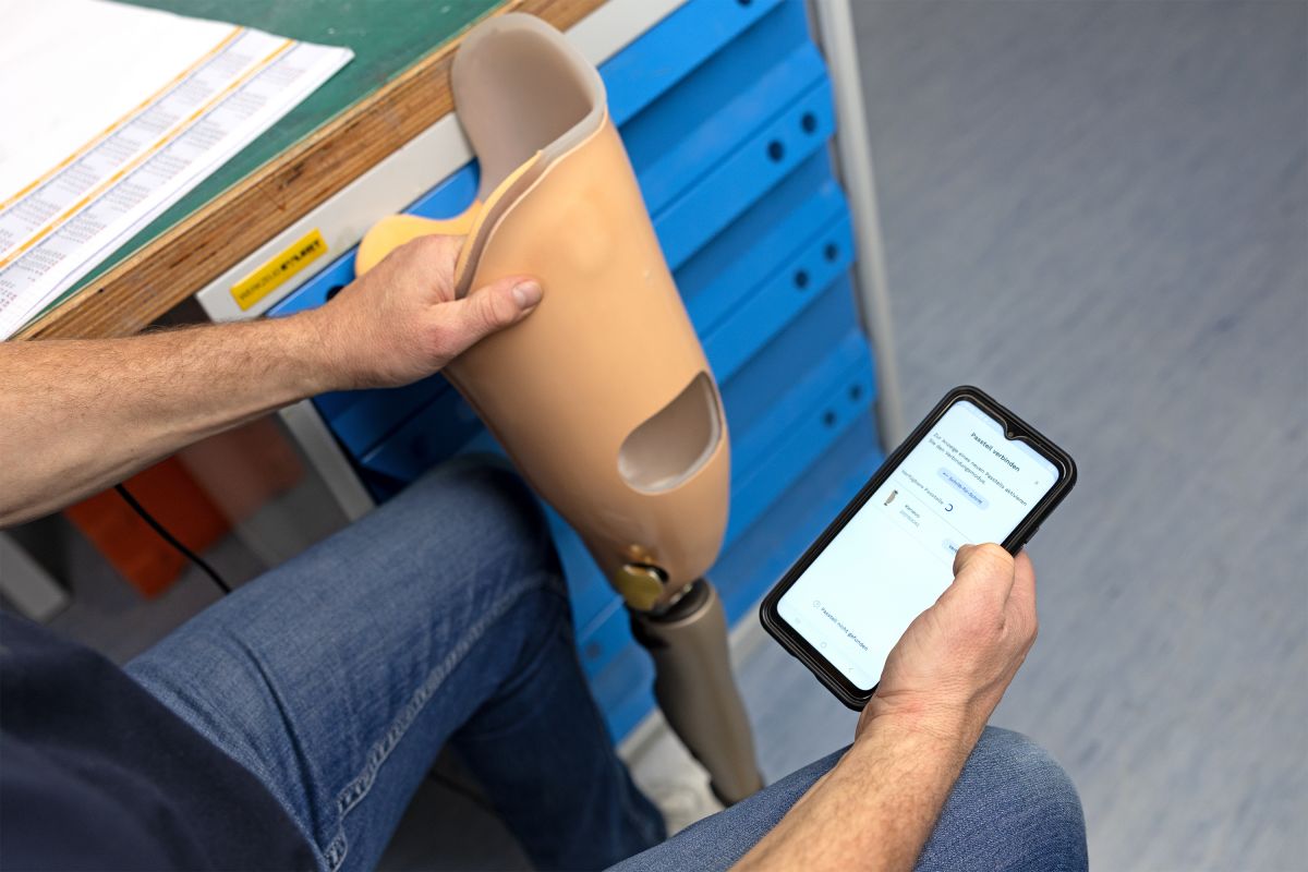 Beinprothese wird mit der App auf dem Mobiltelefon verbunden