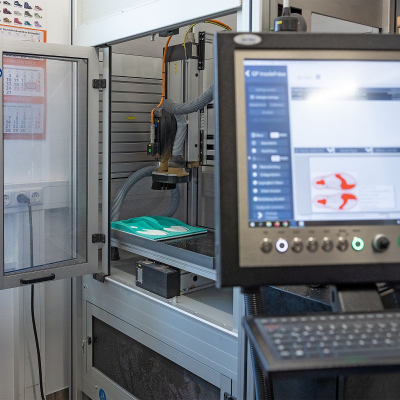 Maschiene mit Display fräßt aus einem Block Schuheinlagen