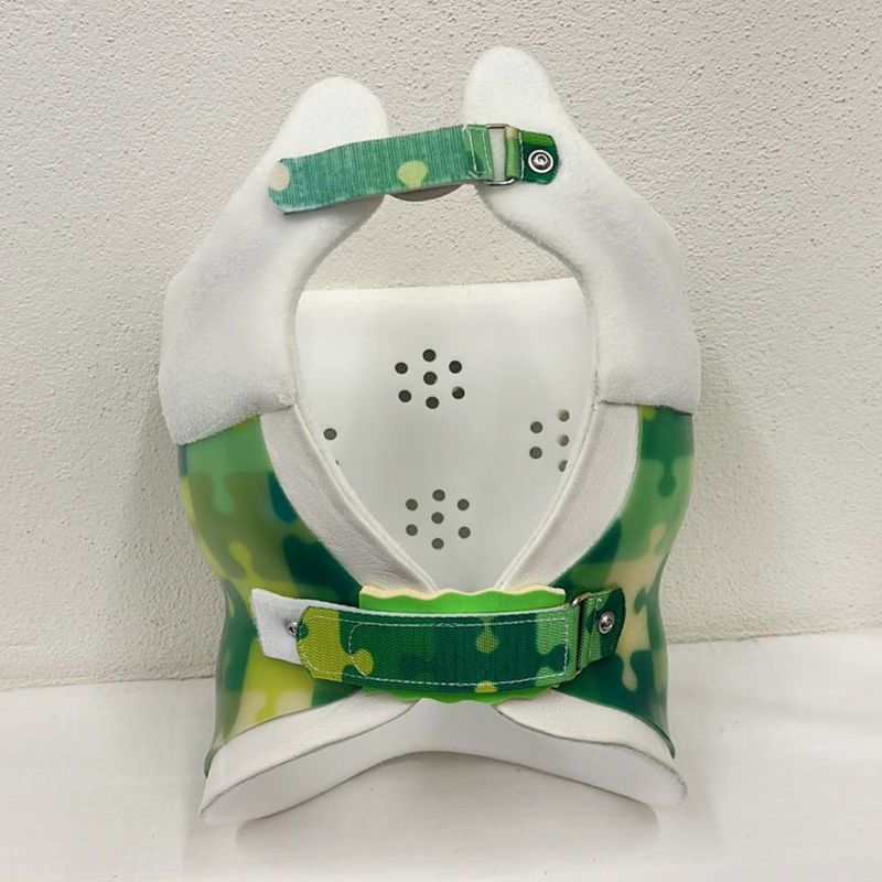 weiß-grünes Skoliosekorsett mit Puzzlemuster