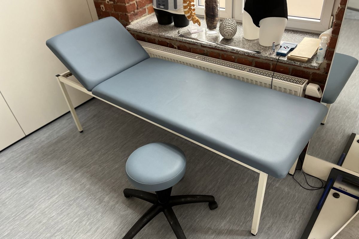 Praxisliege und Hocker mit hellgraumen Kunstlederbezug