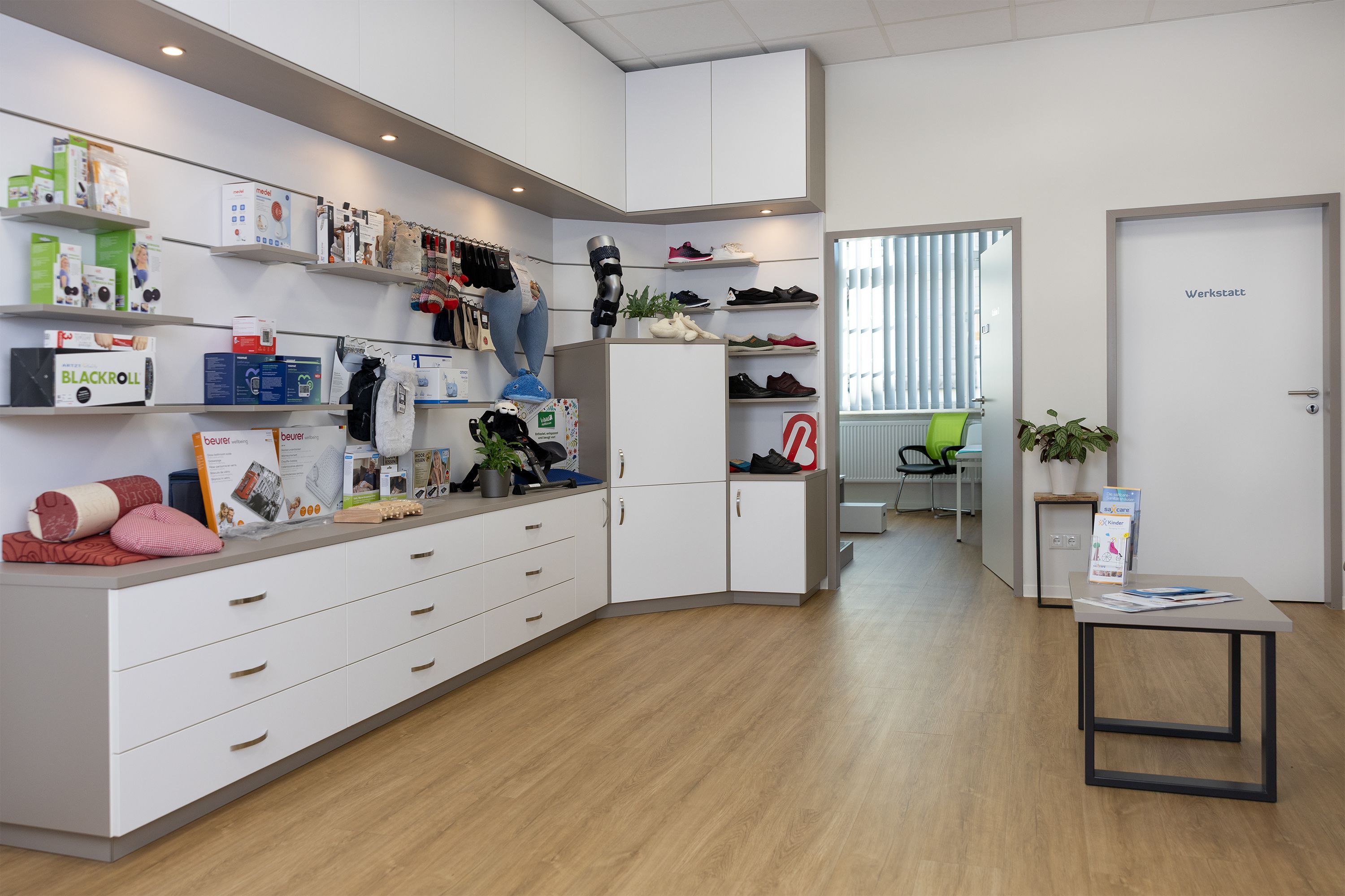 Laden mit Hilfsmitteln, Kleidung, Schuhen und einer Sitzbank