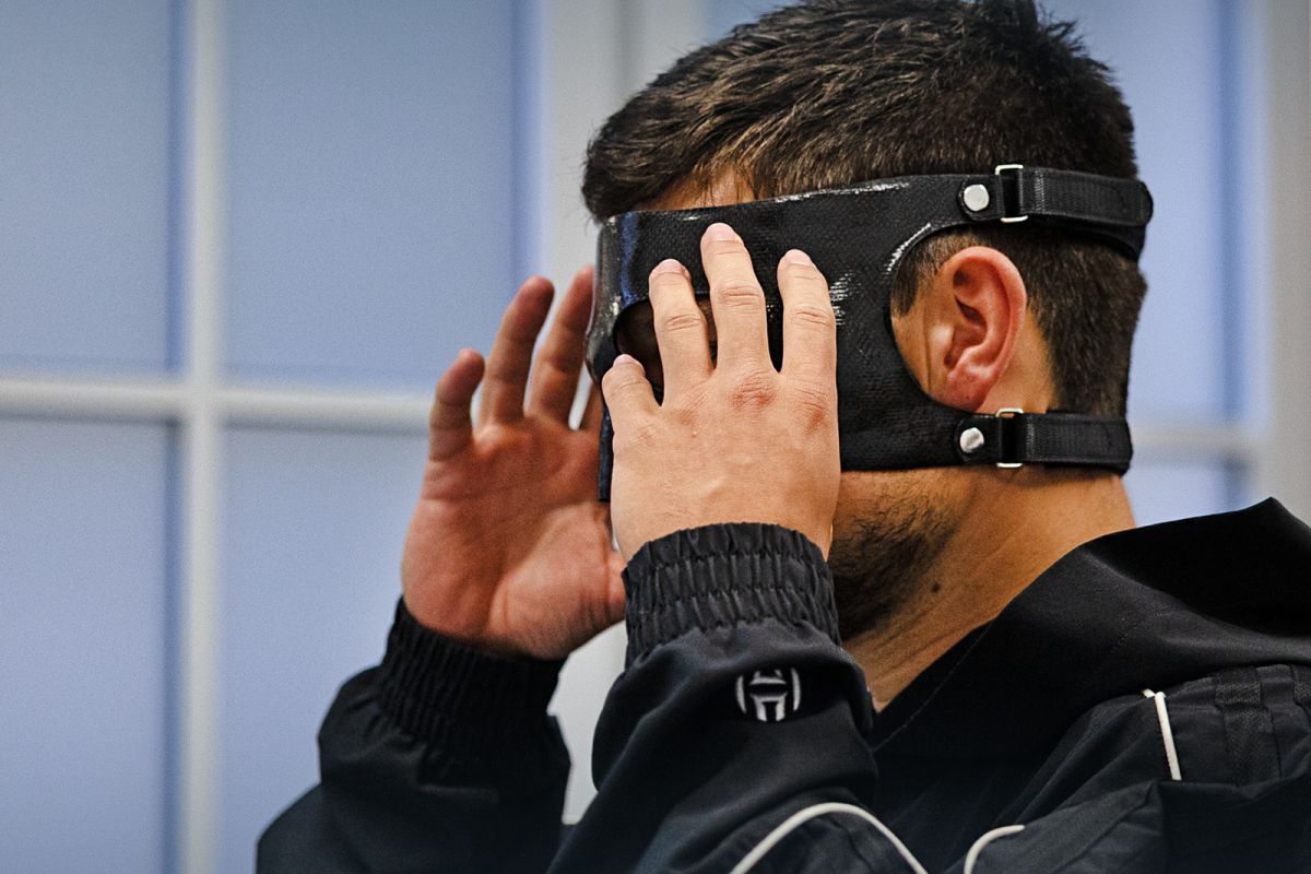 Defensivspieler Roman Eppendorfer mit Gesichtsmaske