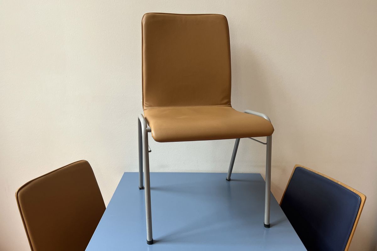 Stuh mit neu bezogener Sitz- und Rückenfläche aus hellbraunem Kunstleder