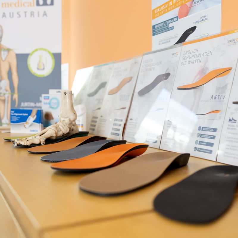 Jurtin Einlagen liegen aufgereiht auf einem Schrank