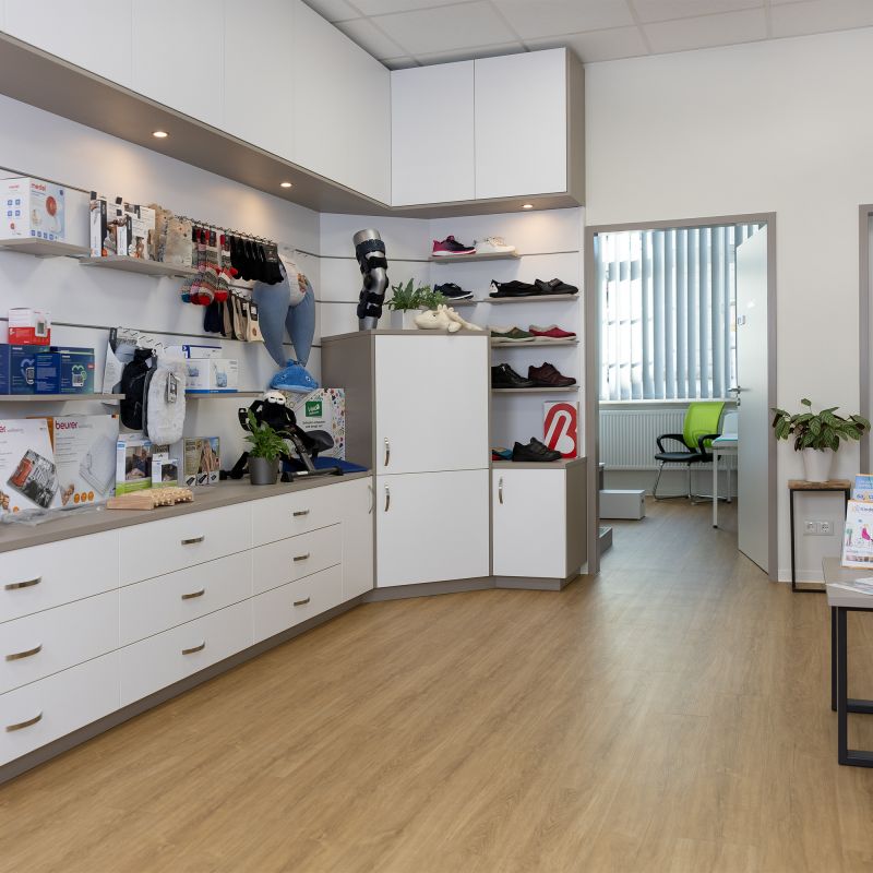 Laden mit Hilfsmitteln, Kleidung, Schuhen und einer Sitzbank