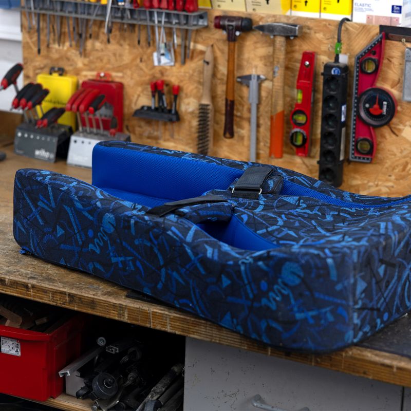 Blaue Liegeschale liegt auf einer Werkbank