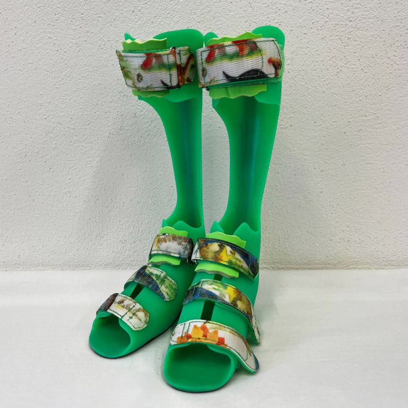 grüne Orthese für Kinderfüße mit farbigem Klettverschluss